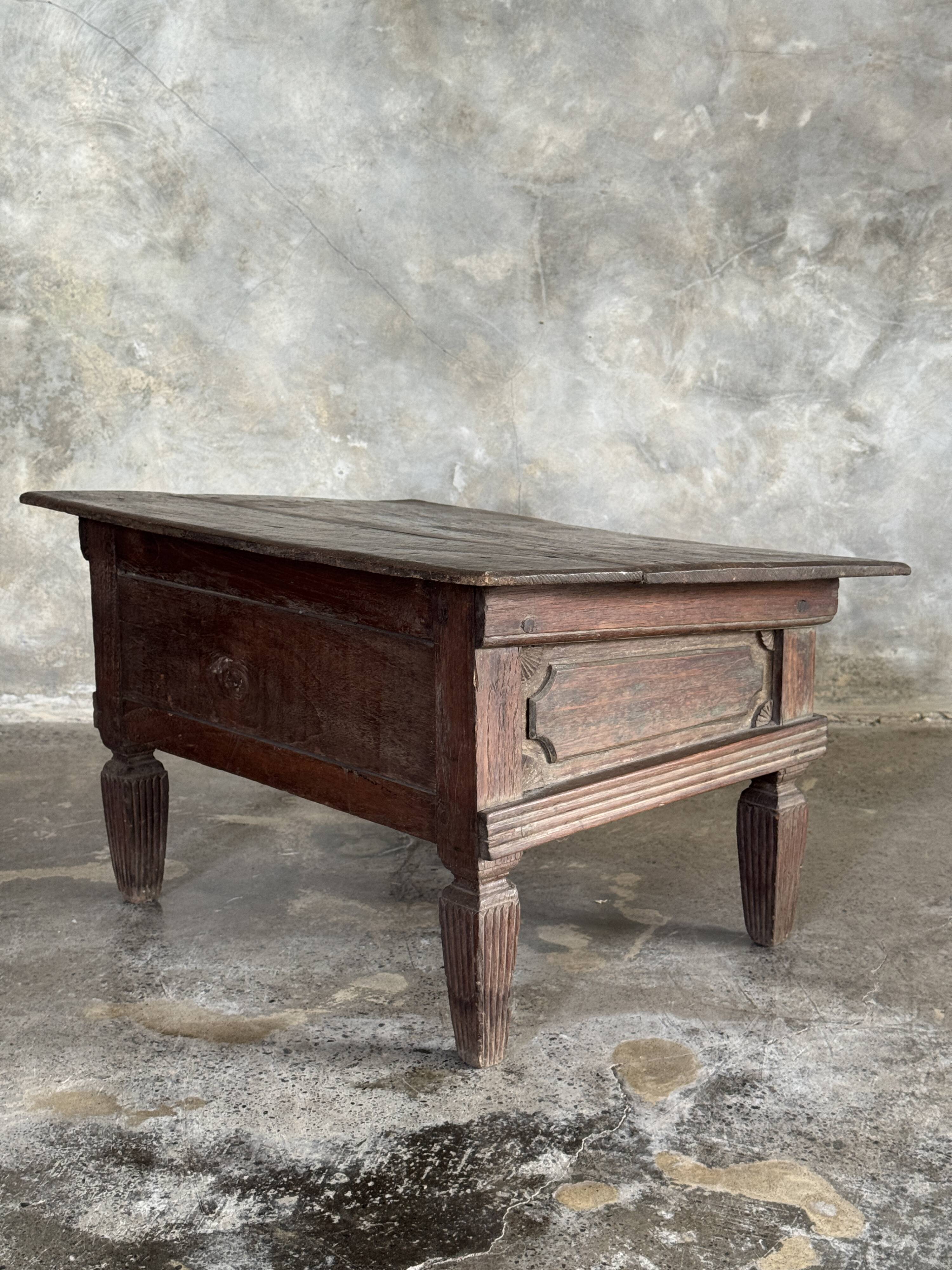 Petit écritoire table basse ancienne indonésienne en teck H33 40,5x55