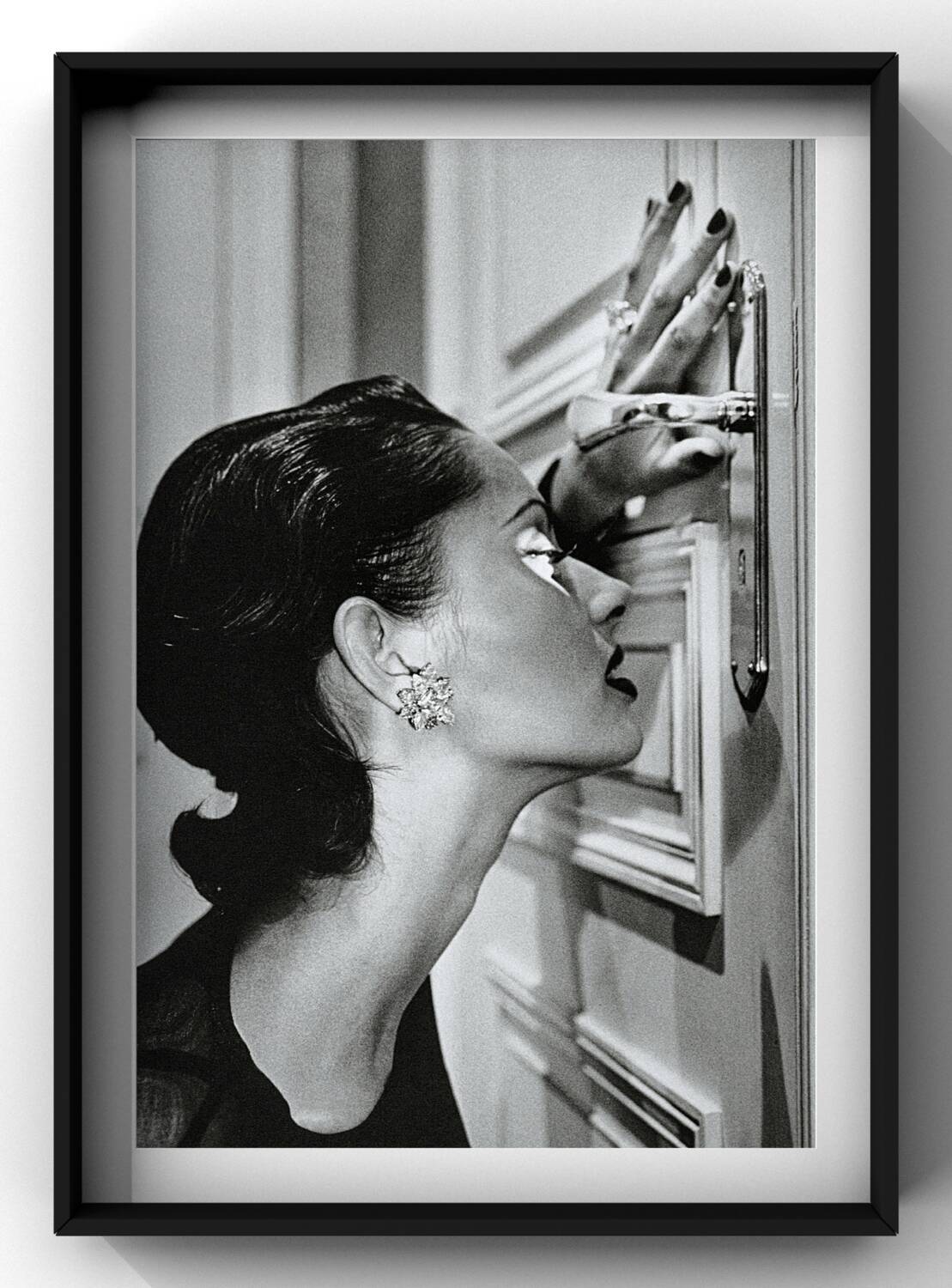 Helmut Newton – « Heather regardant par le trou de la serrure » (1994) | Tirage d'art