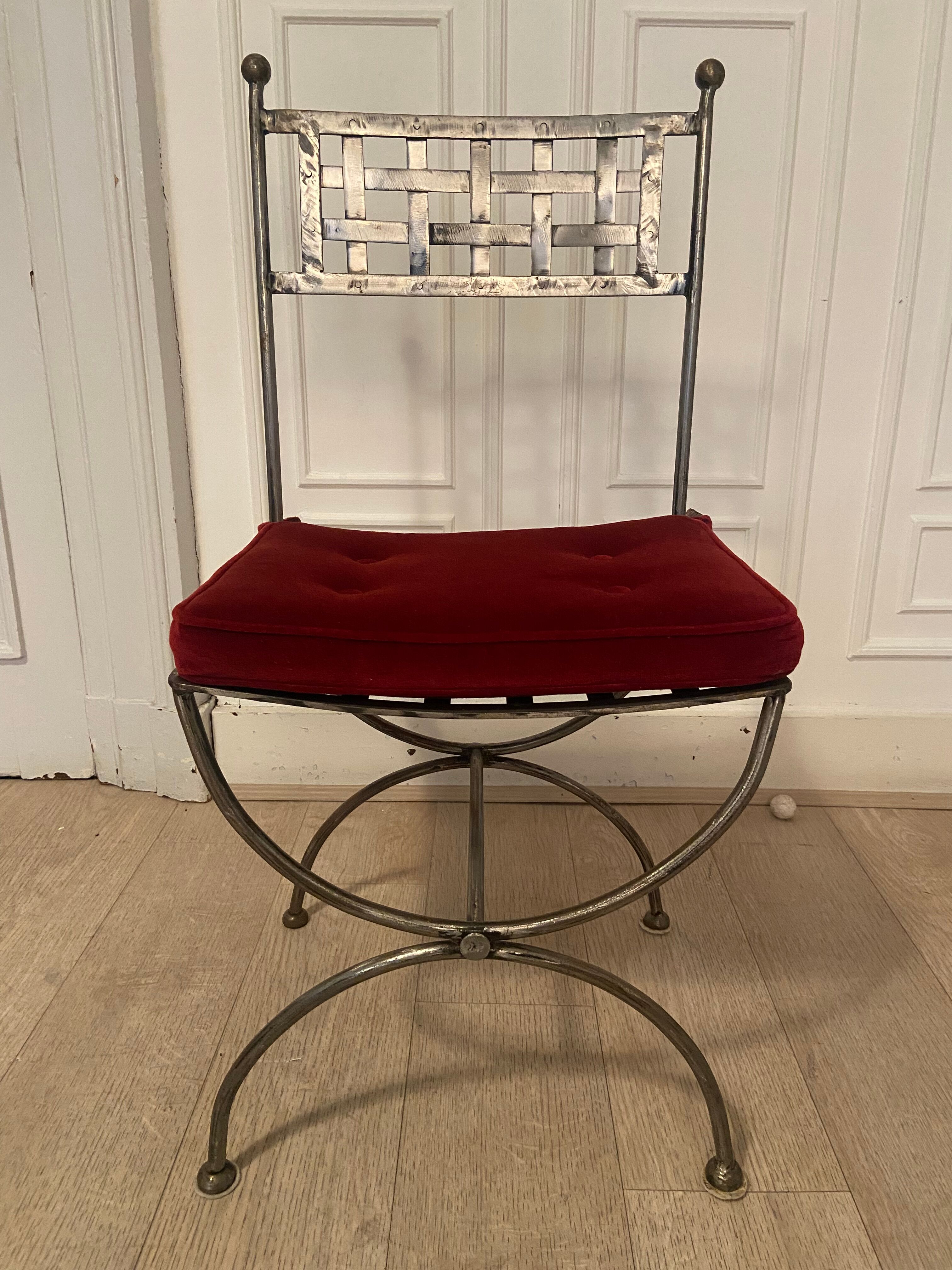 6 chaises curule en fer forgé avec assise en velours rouge