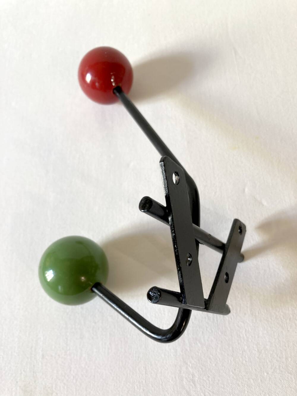 Petite patère double en métal et bois peint vert et rouge, années 1950-60