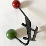Petite patère double en métal et bois peint vert et rouge, années 1950-60
