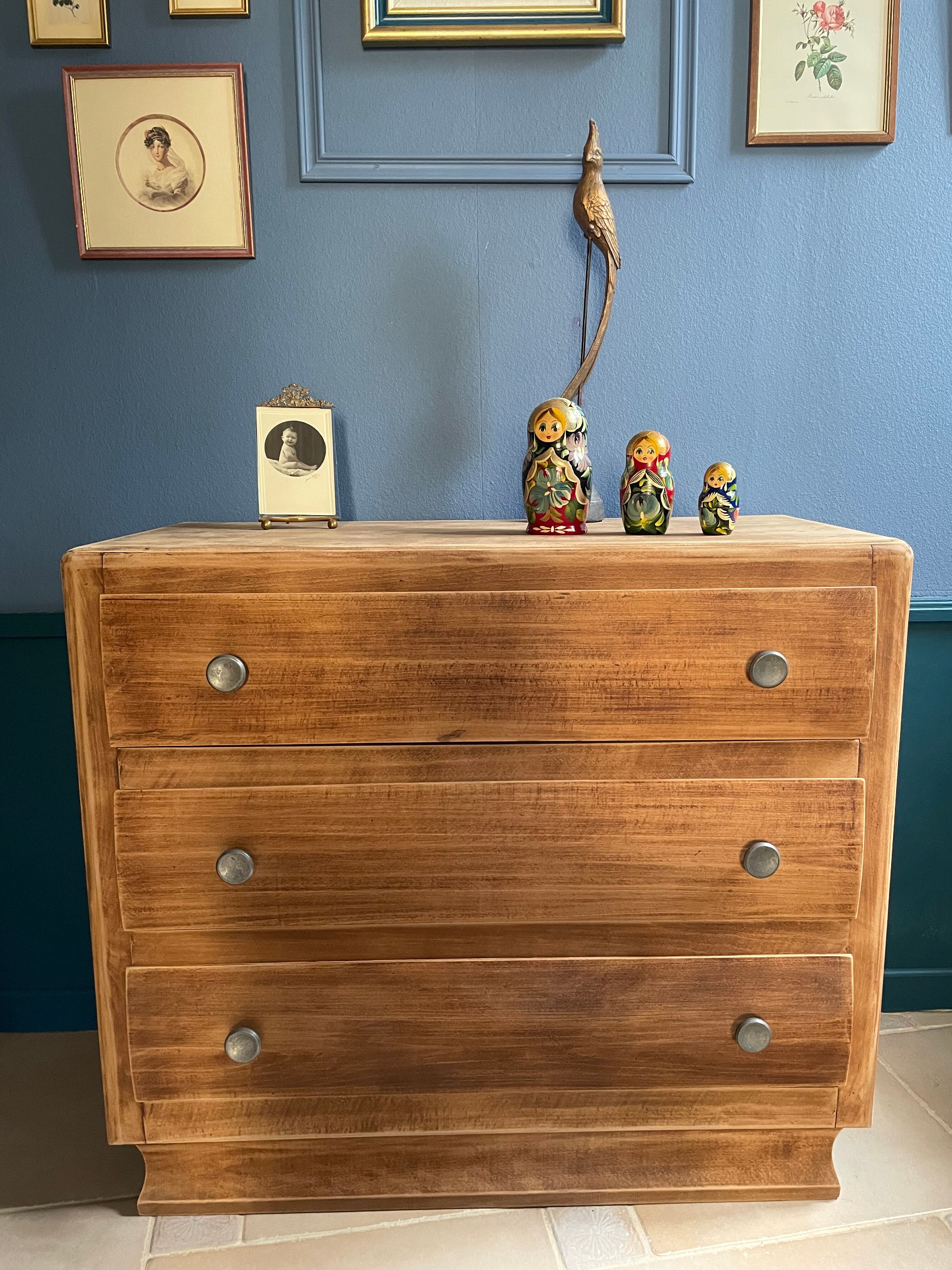 Commode en bois brut