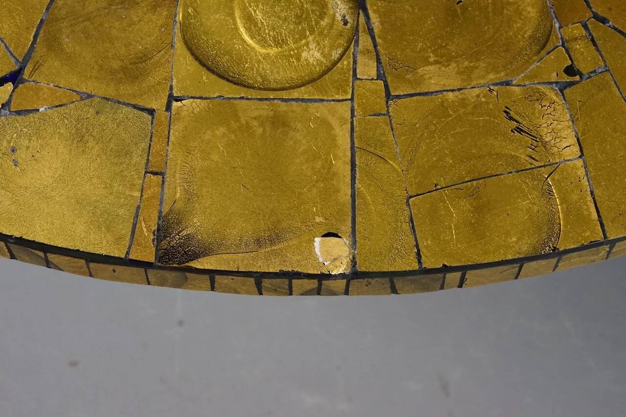 Table basse ornée d'une mosaïque à la feuille d'or 18 carats
