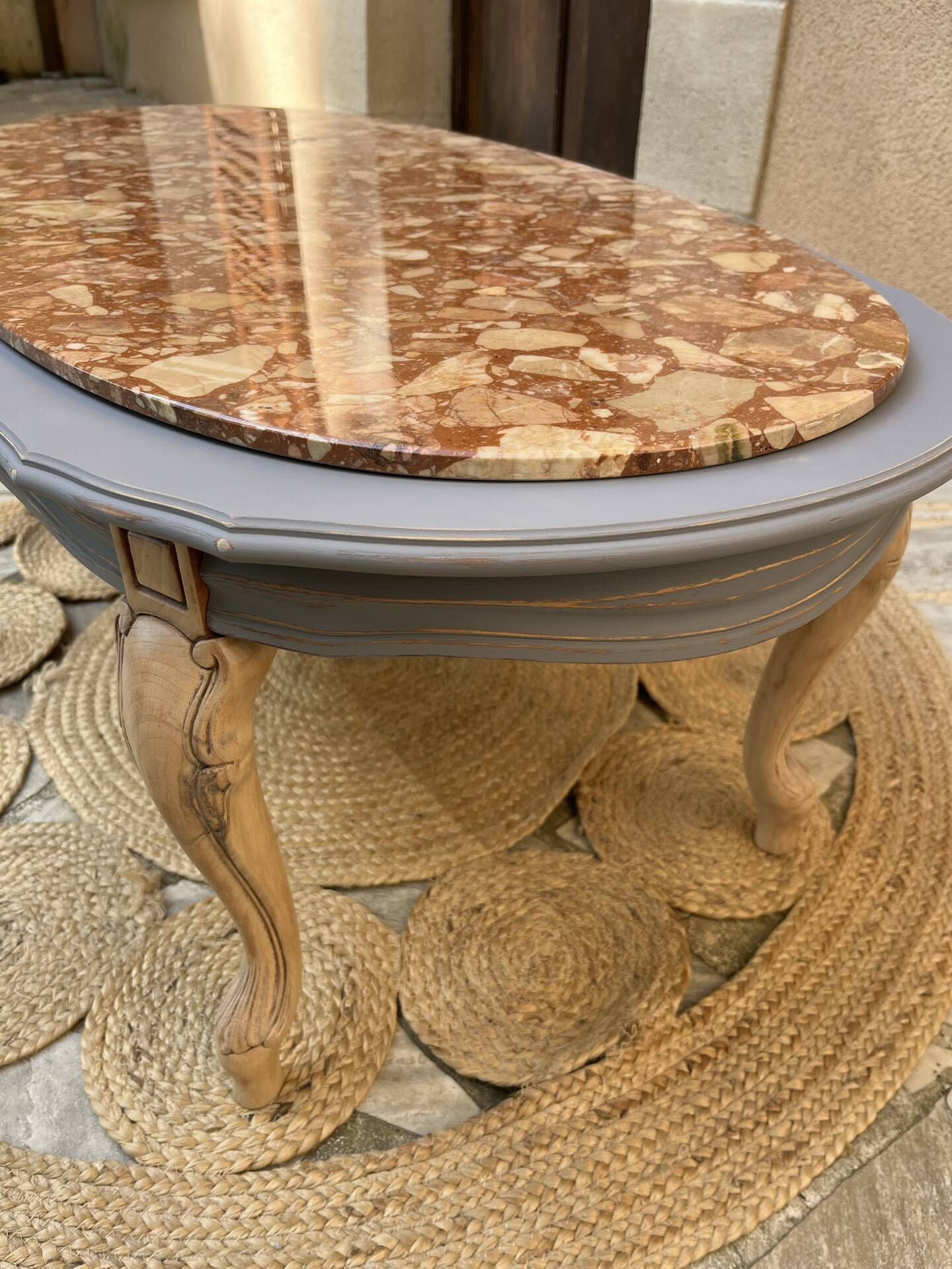 Oval coffee table in marble and wood