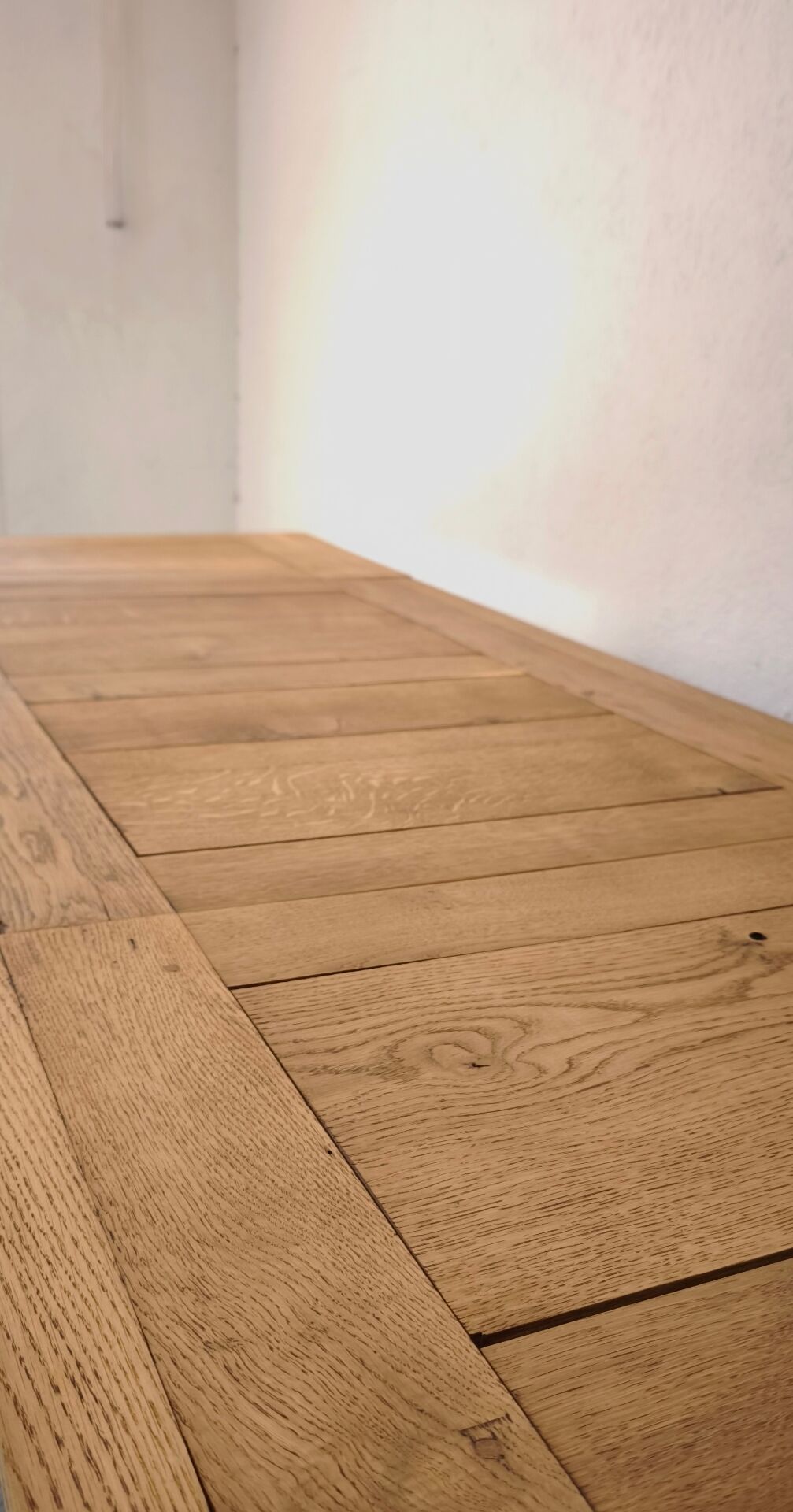 Extendable farmhouse table in solid oak, renovated.