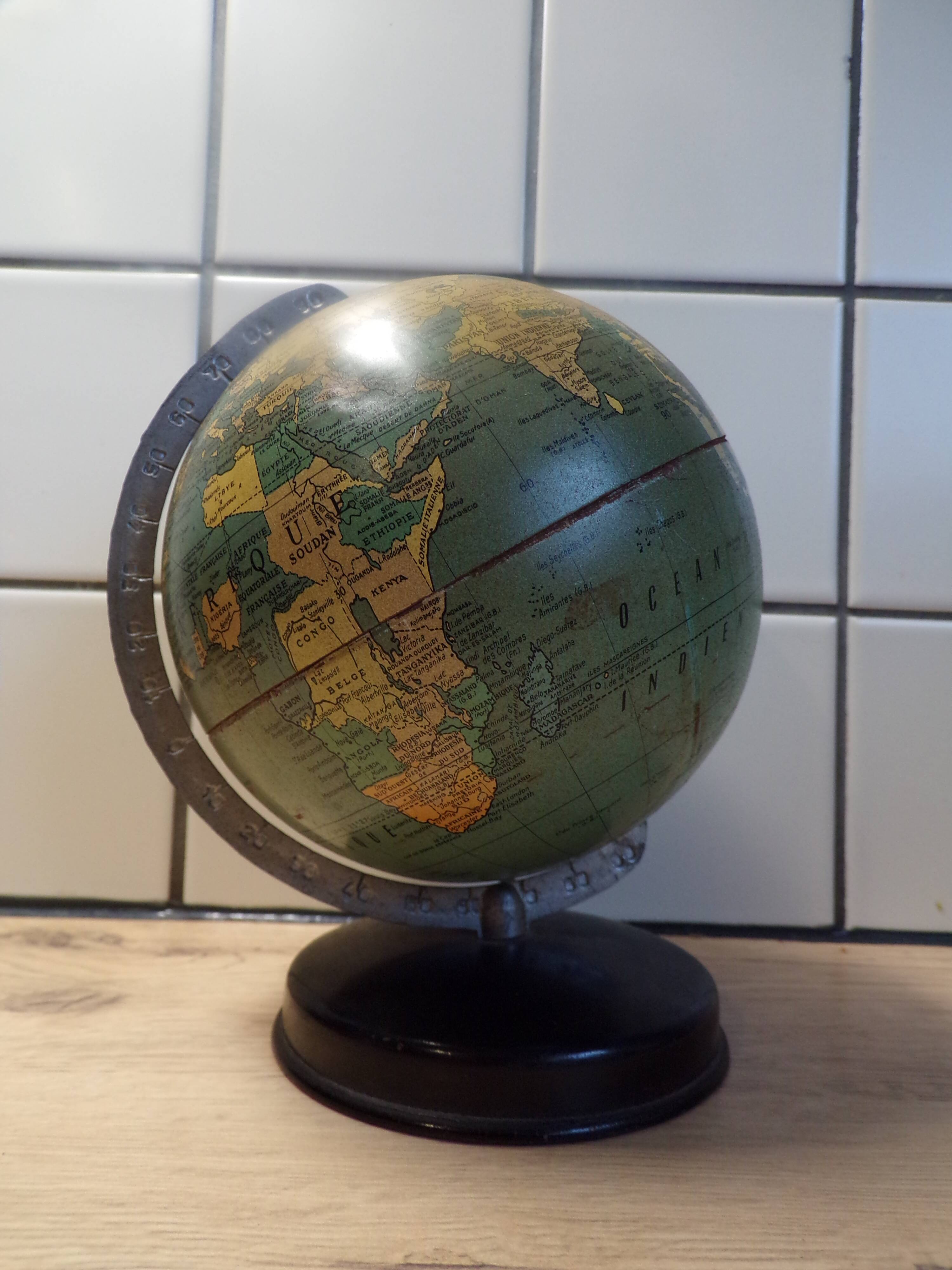 Taride terrestrial globe 1950 in lithographed sheet metal