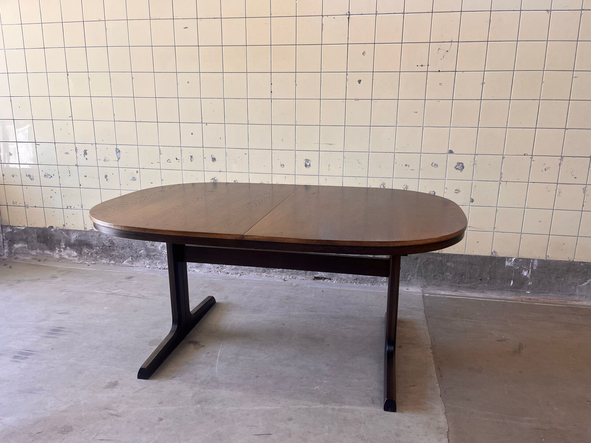 Oval dining table by Farstrup