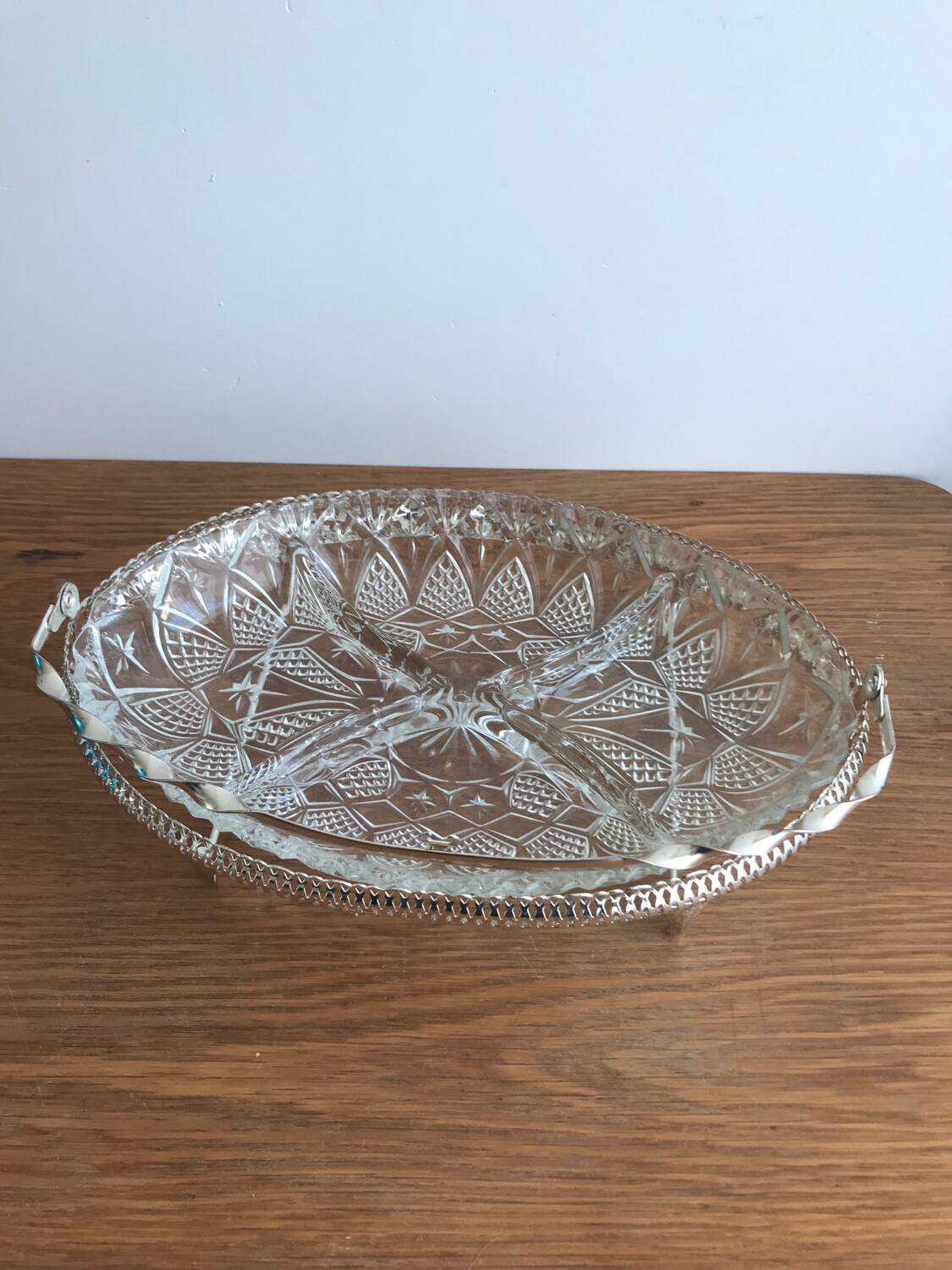 Glass aperitif dish 4 compartments with its vintage gold metal support