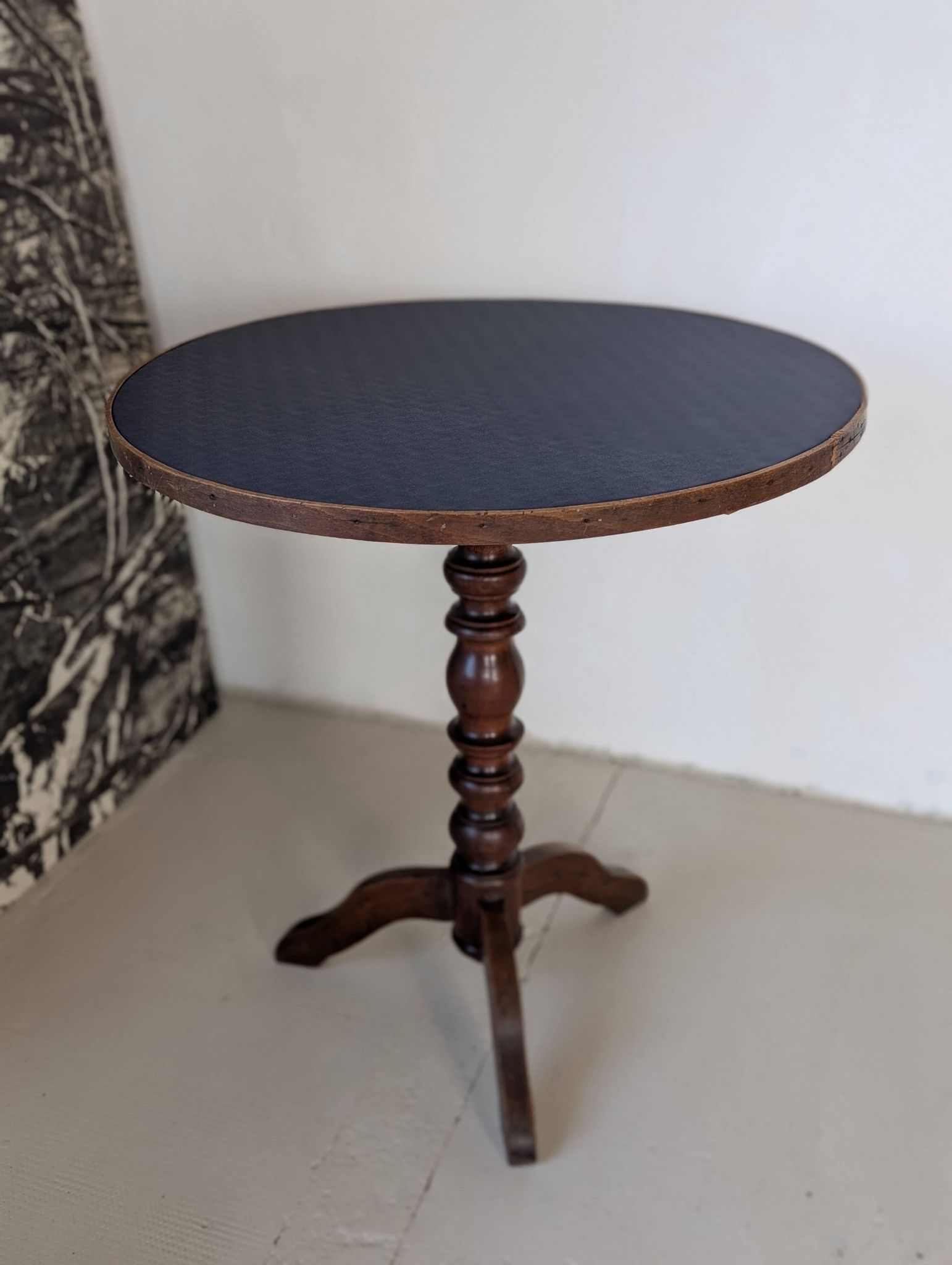 Round table, turned oak leg