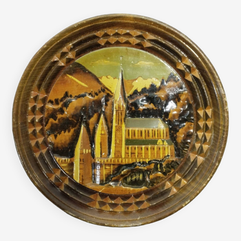 assiette décorative - ancien médaillon en bois à accrocher - souvenir de Lourdes