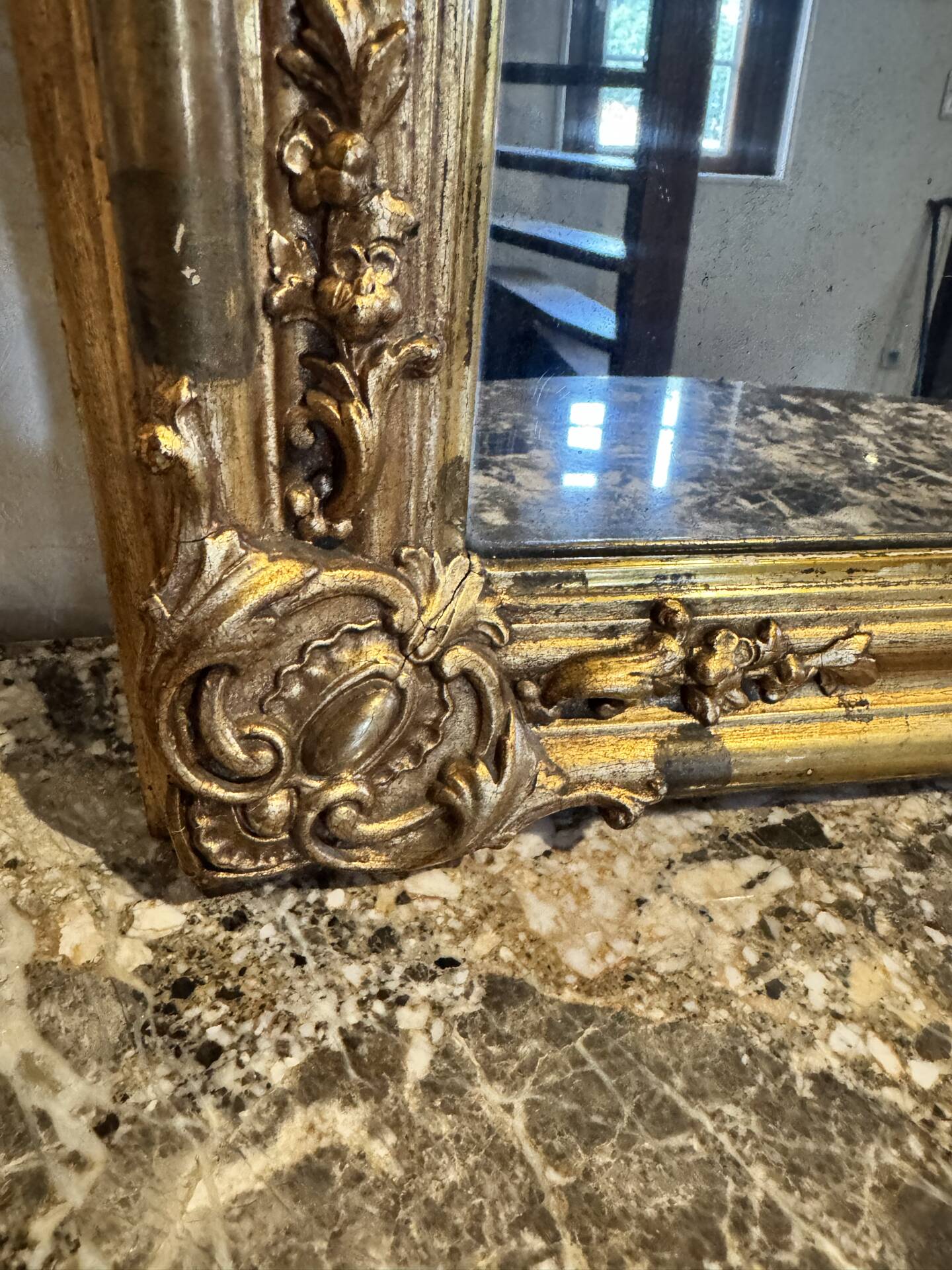 Miroir Louis XV, glace au mercure et bois doré, XIXe