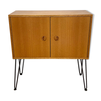 Scandinavian style booster console with pin feet