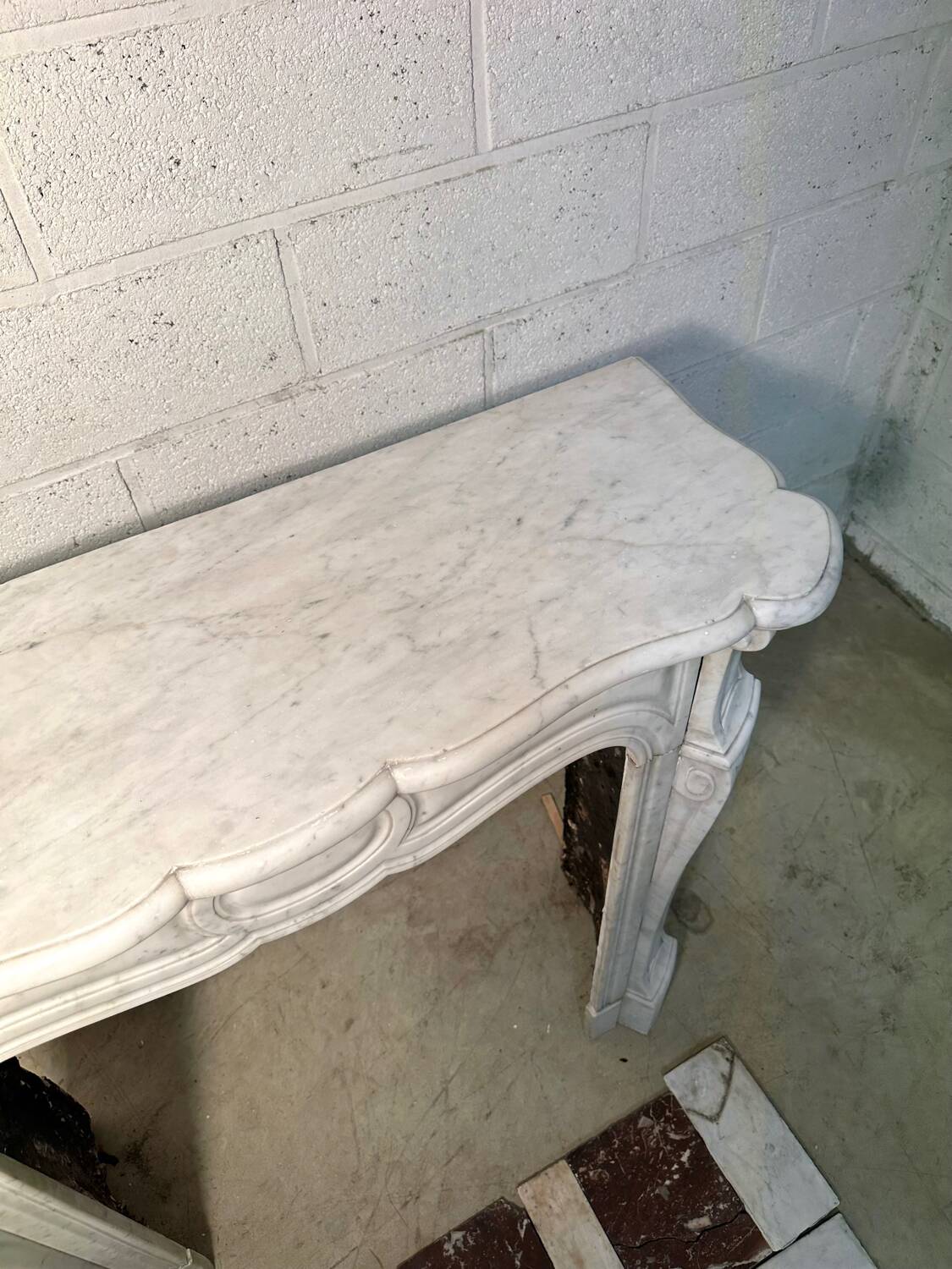 Petite cheminée en marbre blanc