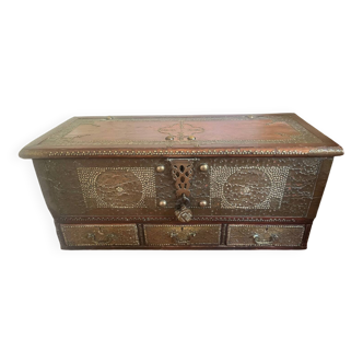 Zanzibar chest