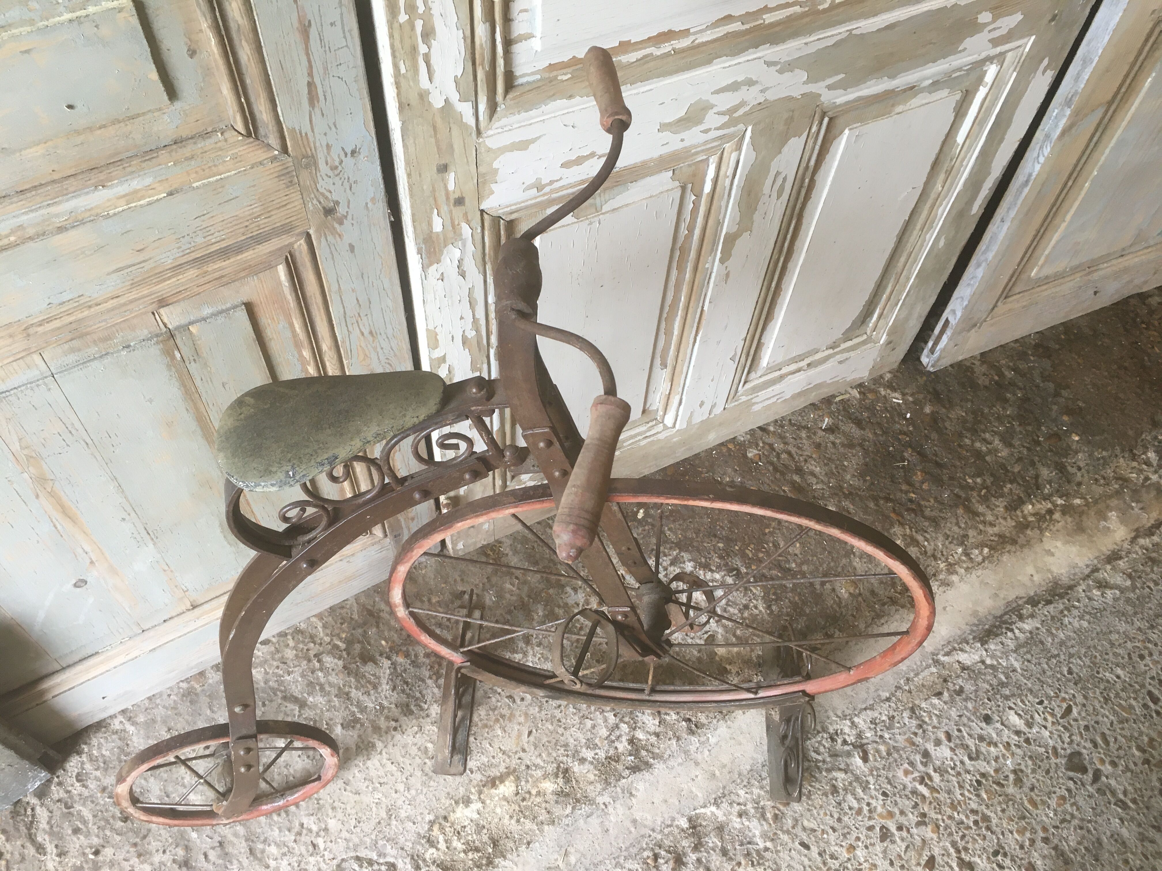 Bi child 1900 in metal and wood on base