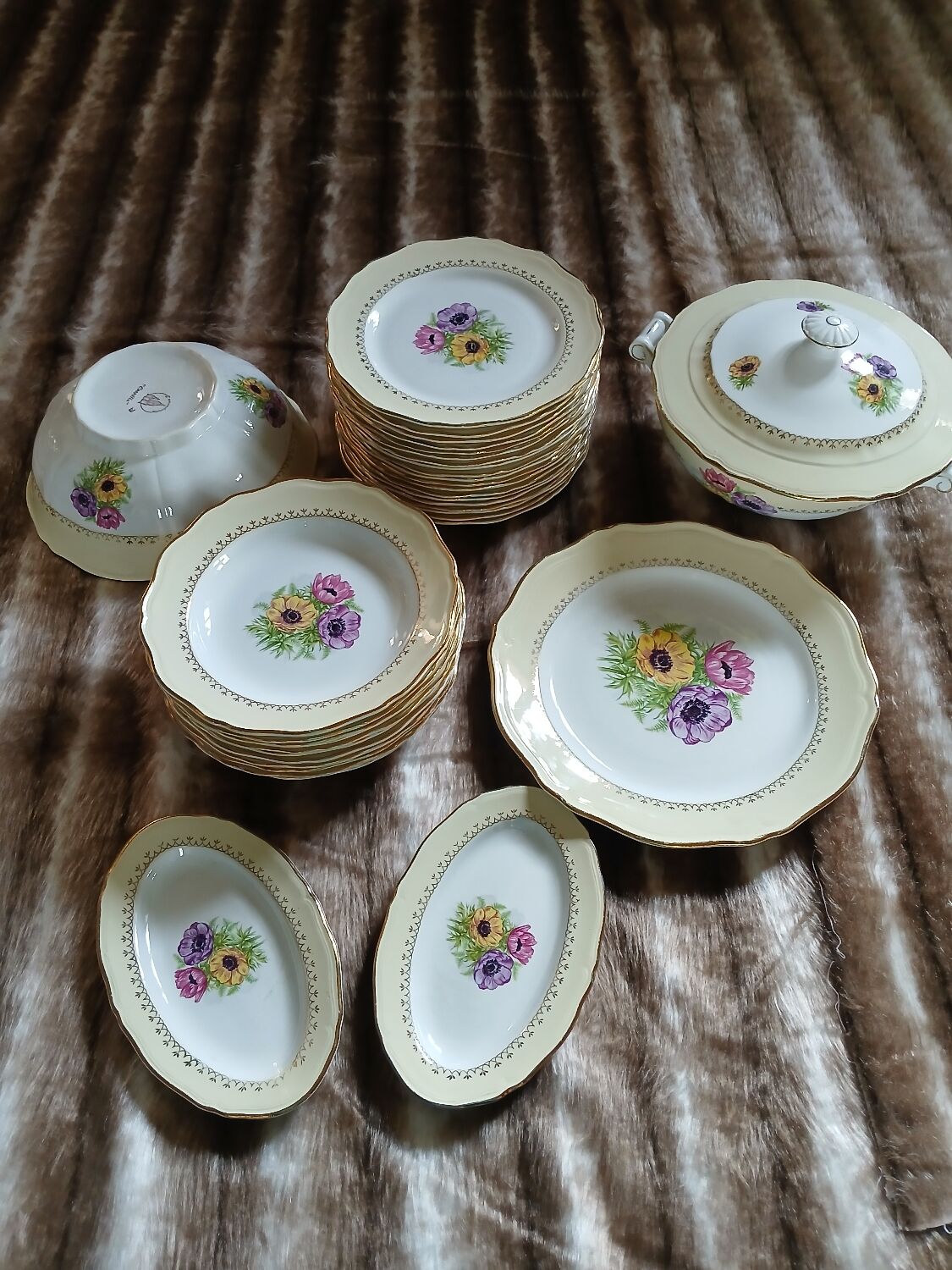 11 antique deep plates L'Amandinoise