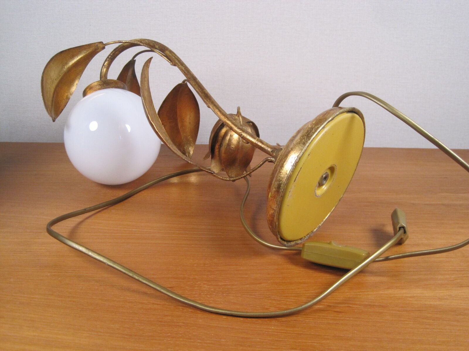 Lampe de table vintage sixties fleur clochette muguet et feuillage en métal doré