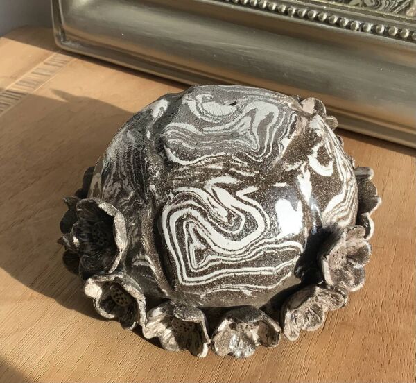 Bol sculptural en céramique – Technique du neriage – Fleurs en relief