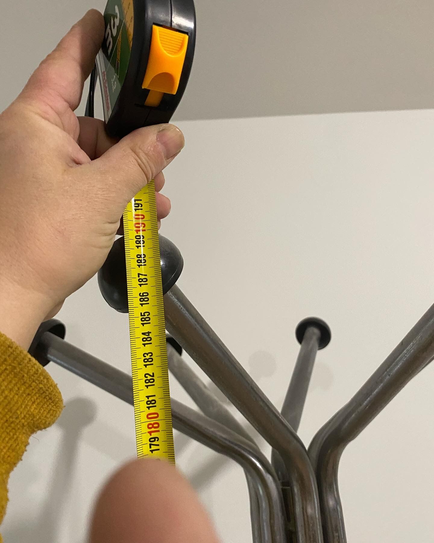 Metal parrot coat rack