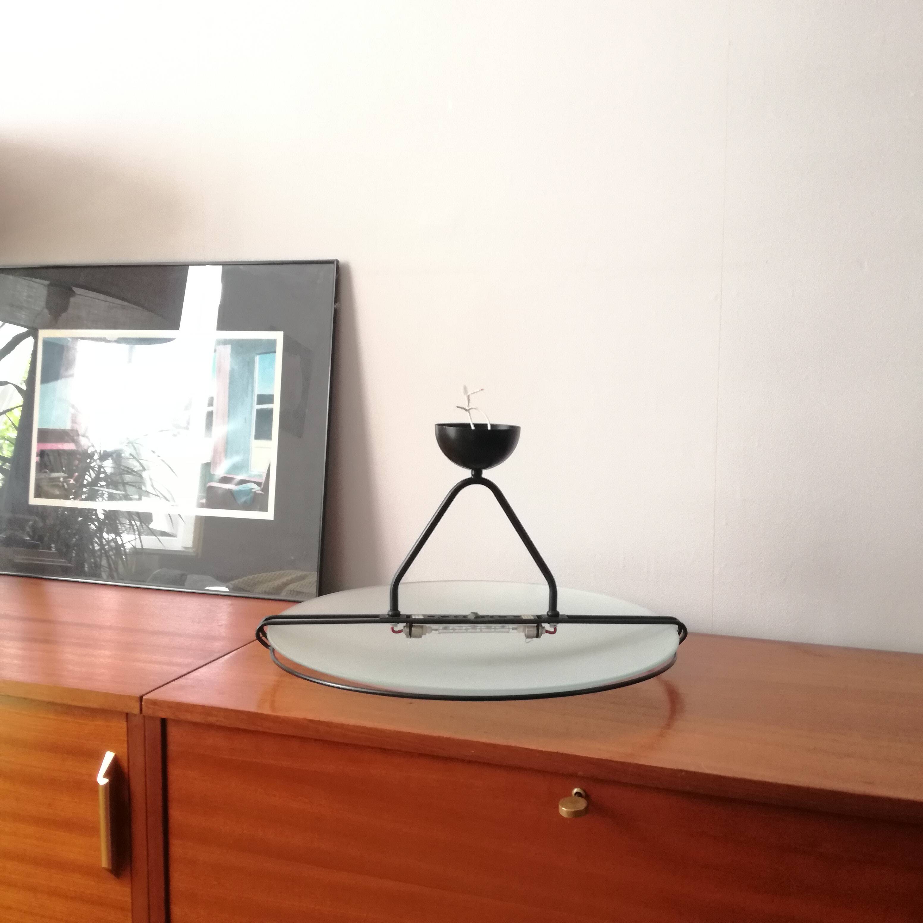 Glass saucer suspension on wire structure