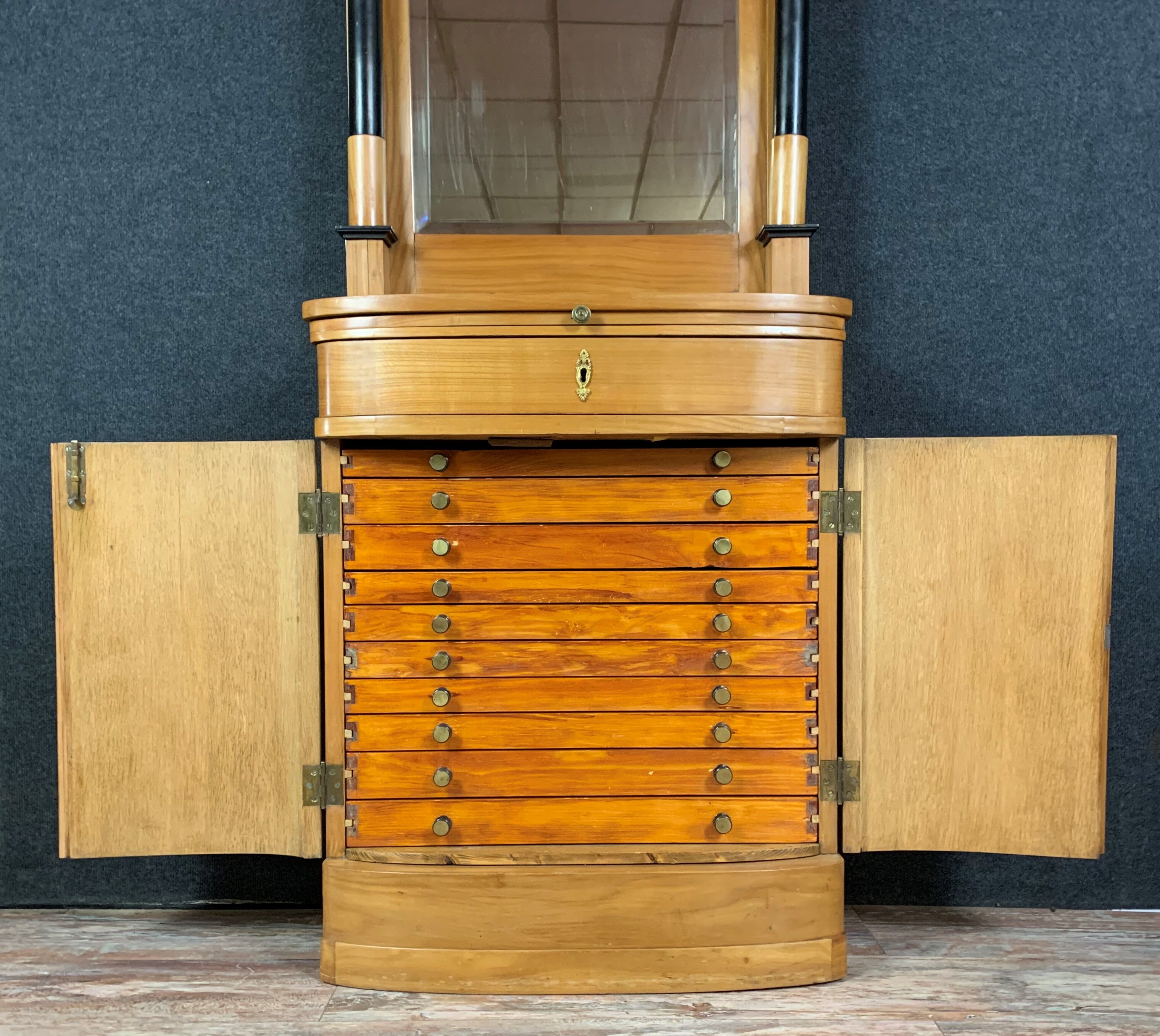 Argentier a tiroirs secrets Biedermeier en bois clair, marqueterie et poirier noirçi