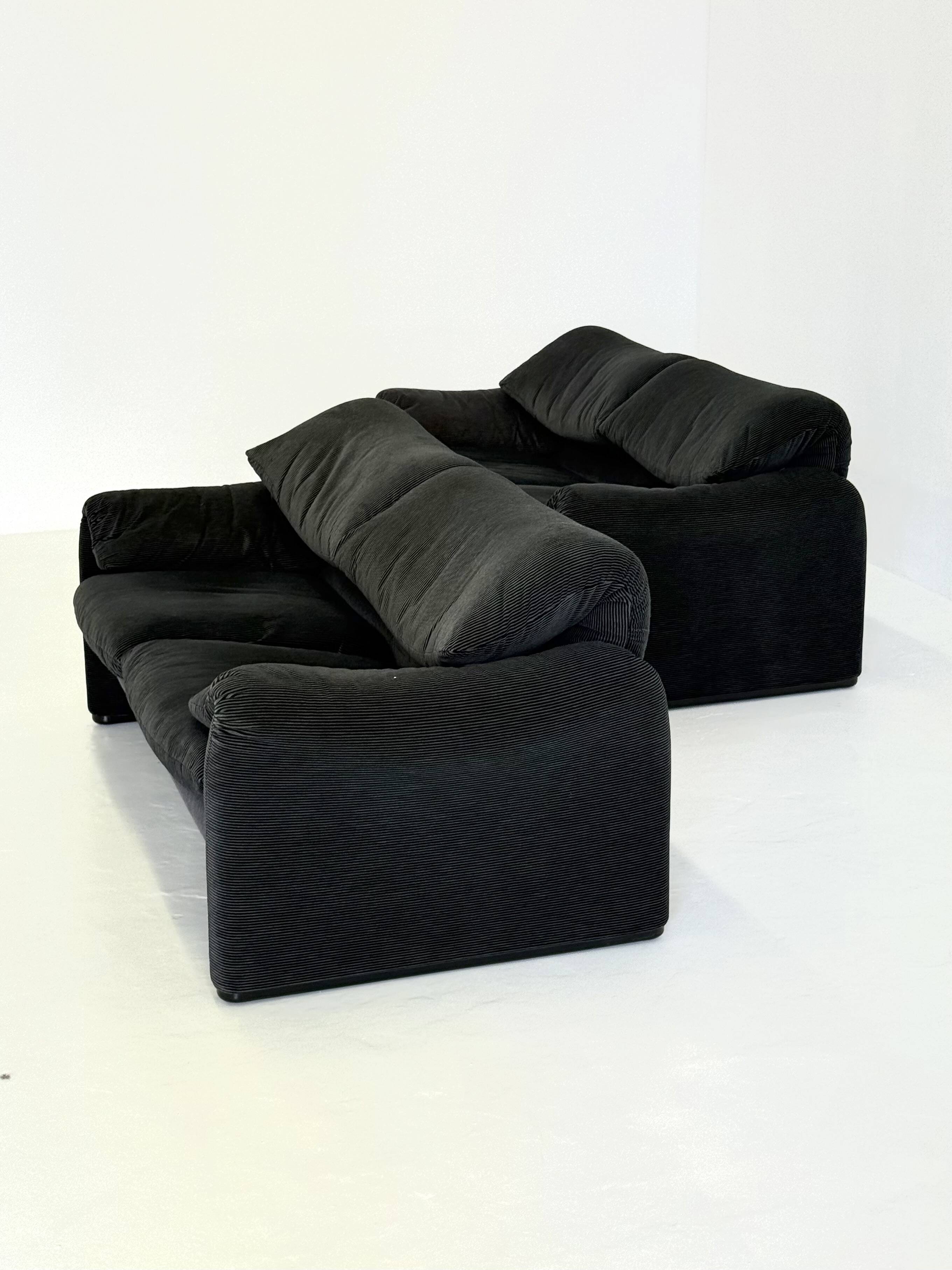 Cassina Maralunga 2 places noir-gris par Vico Magistretti