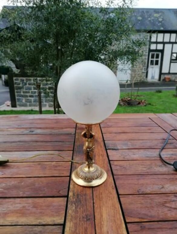 Globe lamp