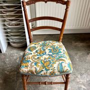 Chaise en bois ciselé et coton imprimé