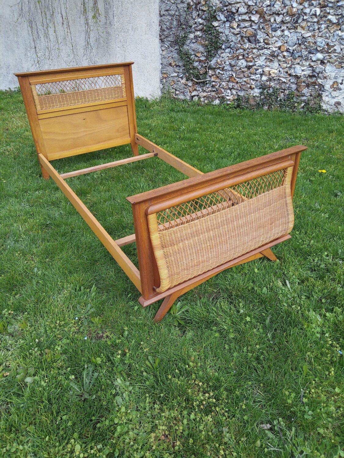 Bed 1 place wood and rattan