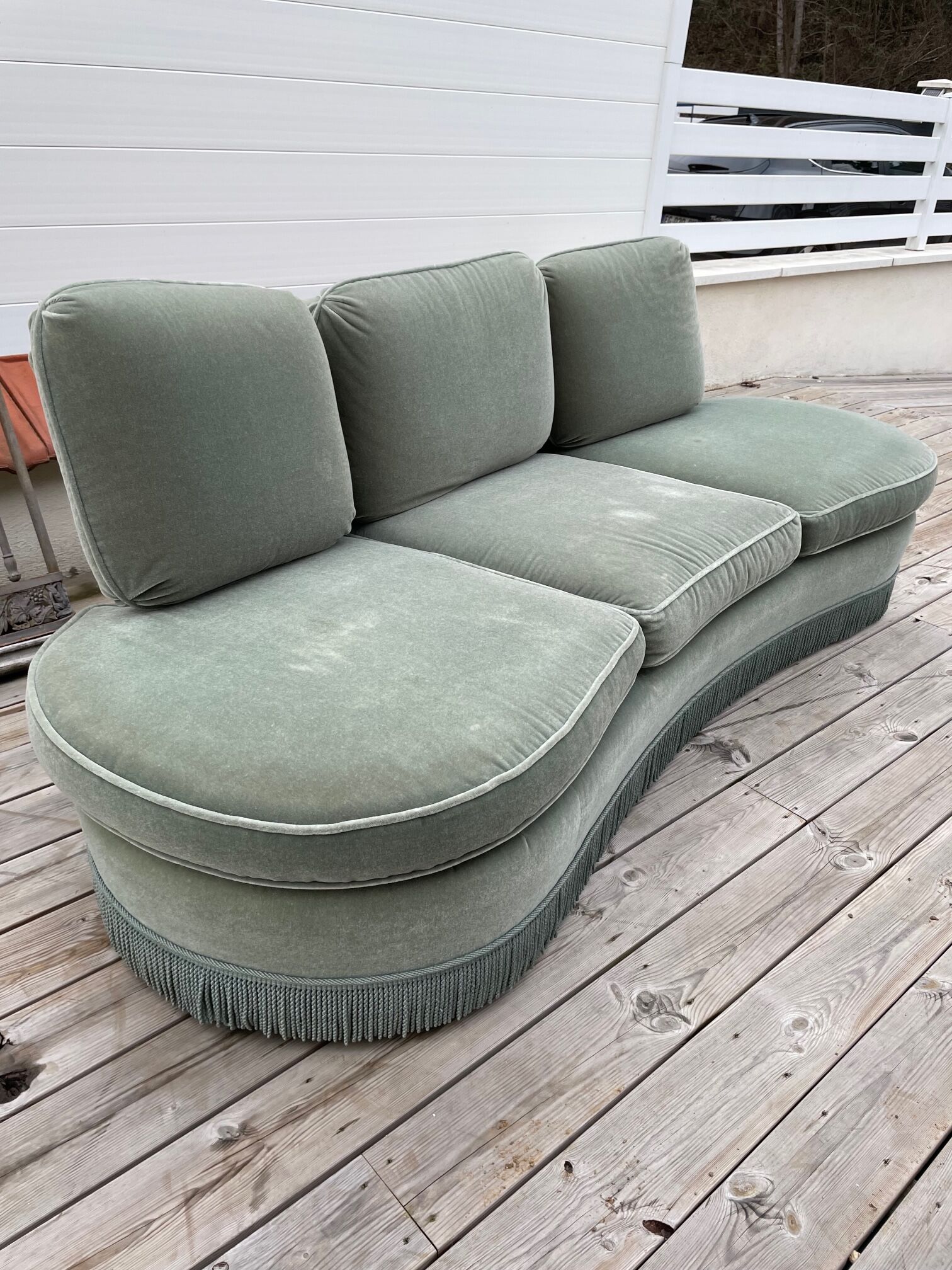 Rounded sofa with fringes