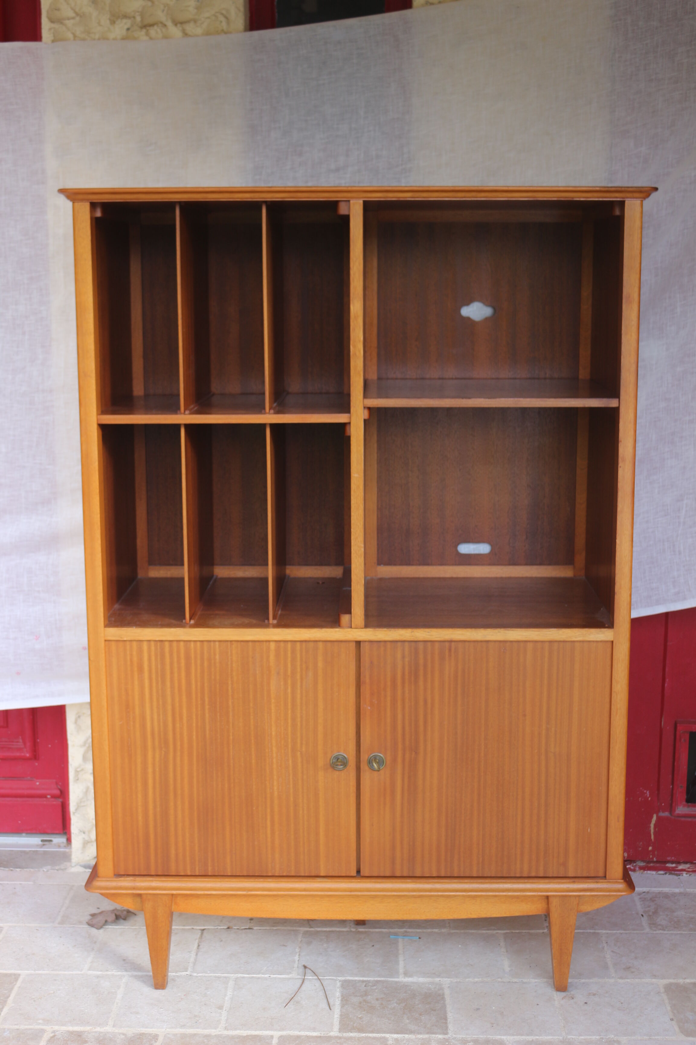 Vintage oak chest of drawers with vinyl storage, Year 1960. Ref Willy