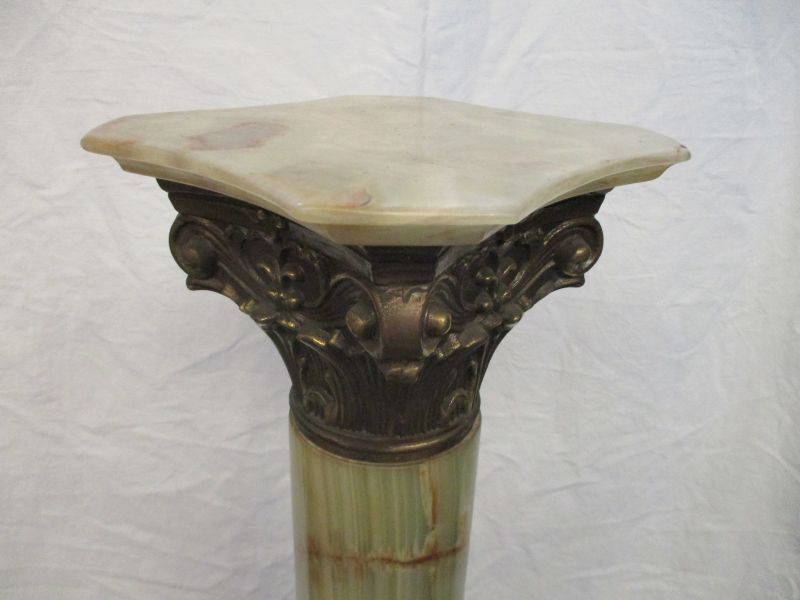 Sellette alabaster column and gold metal