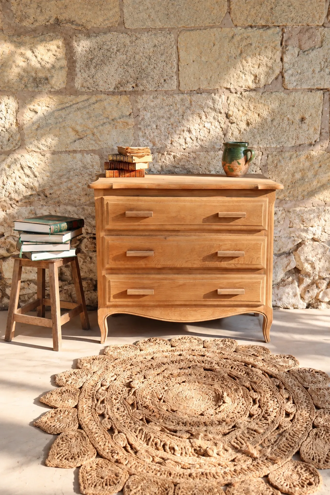 Small antique chest of drawers in light oak – 3 drawers