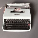Machine à écrire vintage et design Lettra 22 Olivetti