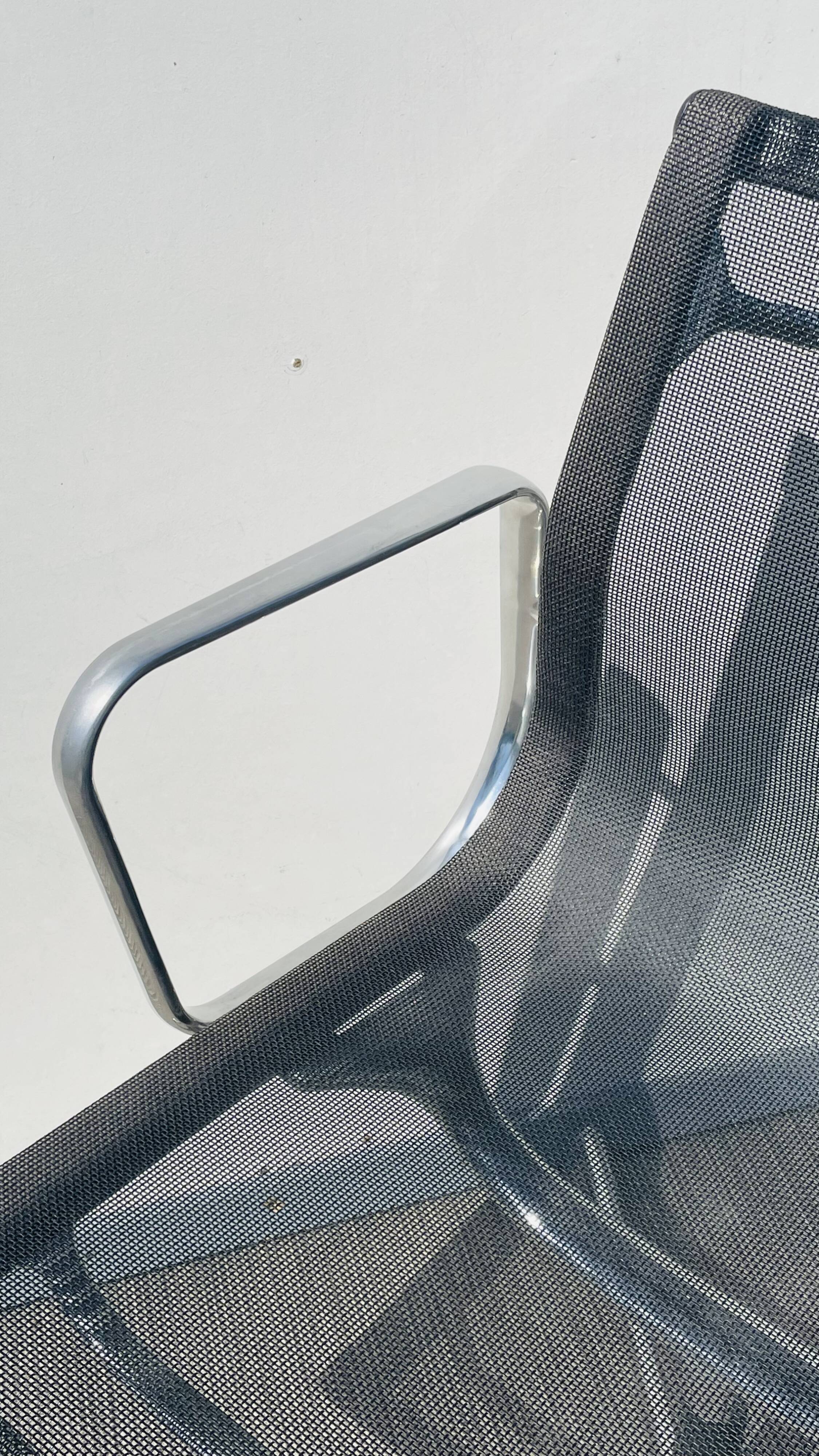 Paire de chaises Ch. Eames Alu Group résille Vitra Vintage