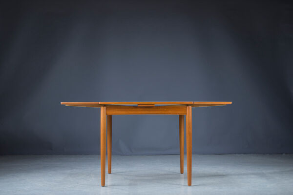 Table d’appoint extensible et réversible en teck danois modèle 28 par Poul Hundevad pour Hundevad & Co., années 1960