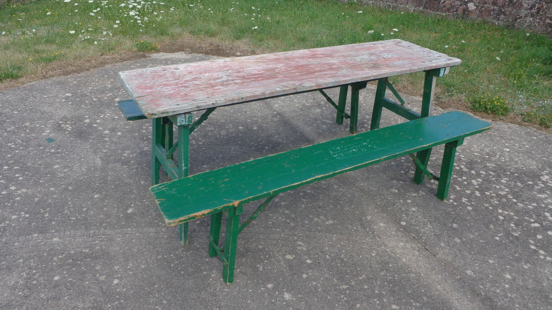 Table de brasserie mutzig et ses bancs