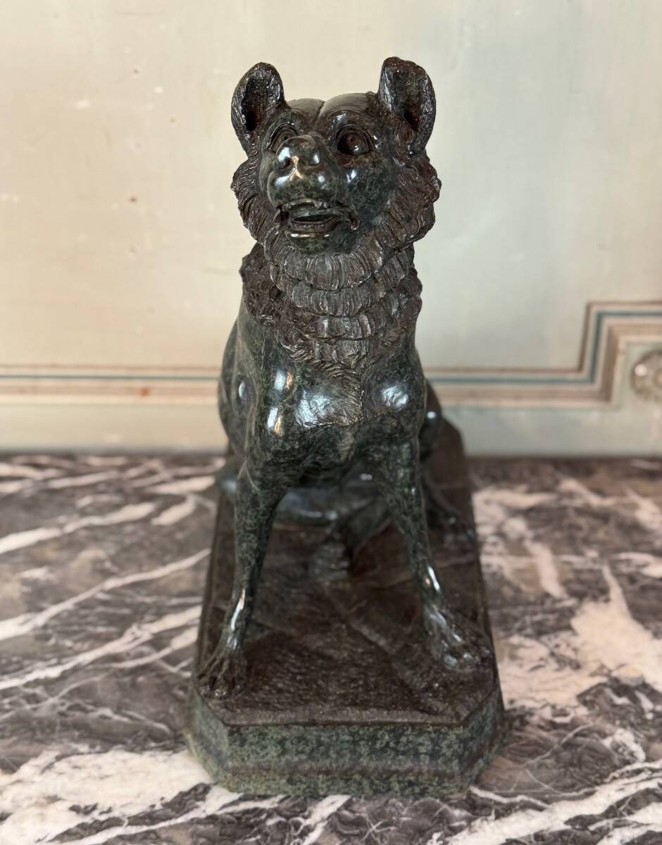 Large model of the Jennings dog in serpentine marble, memento of the Grand Tour, 19th century.