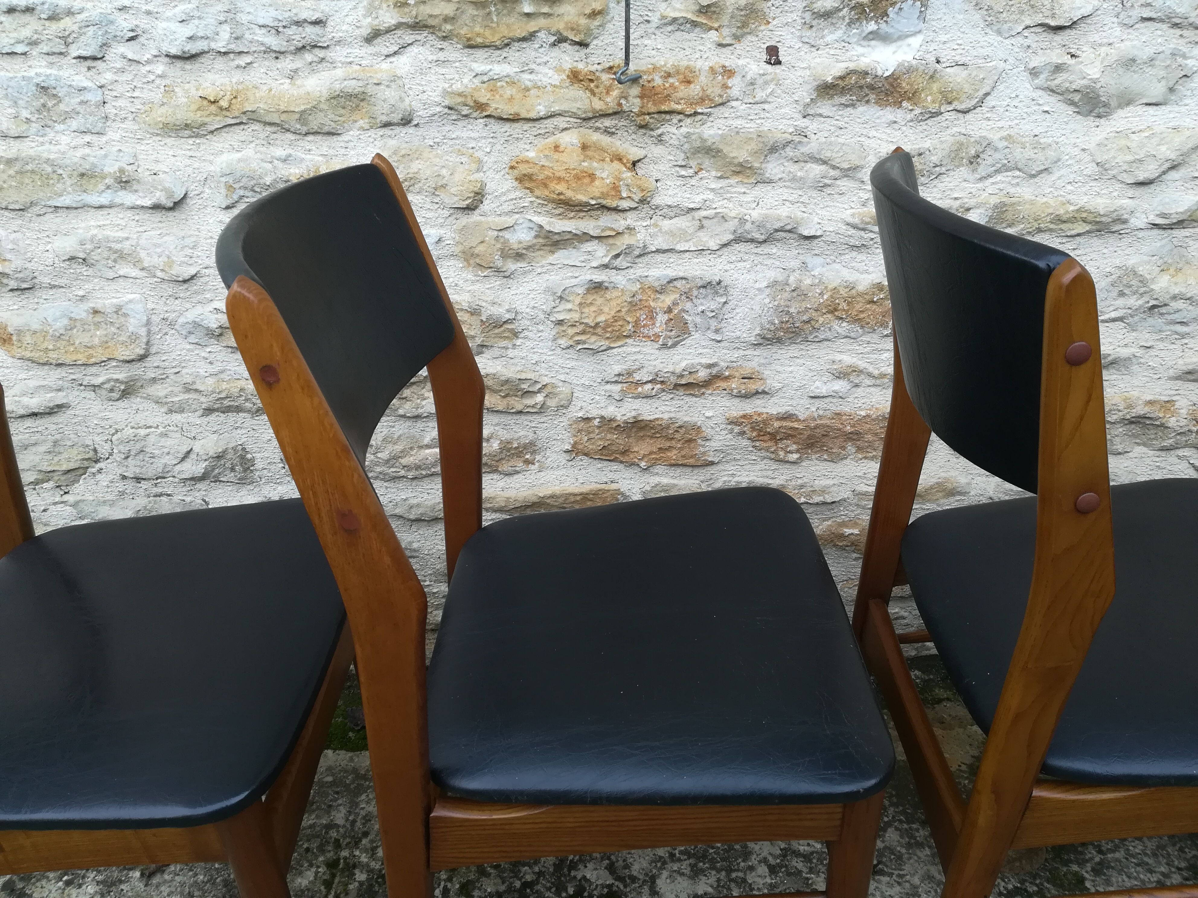 Scandinavian chairs in skaï