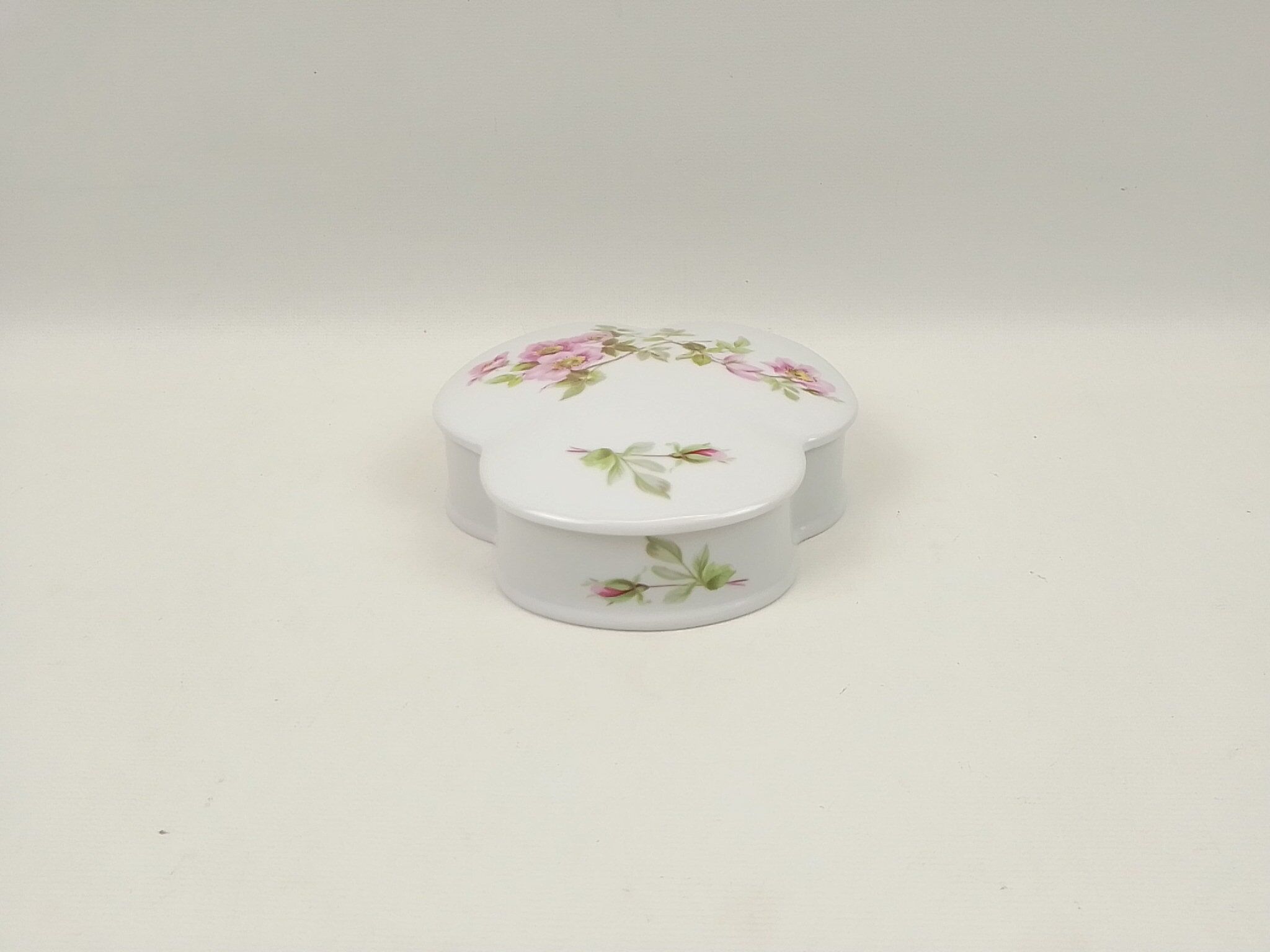 Boîte en céramique blanche déco roses – GIRAUD – Limoges France