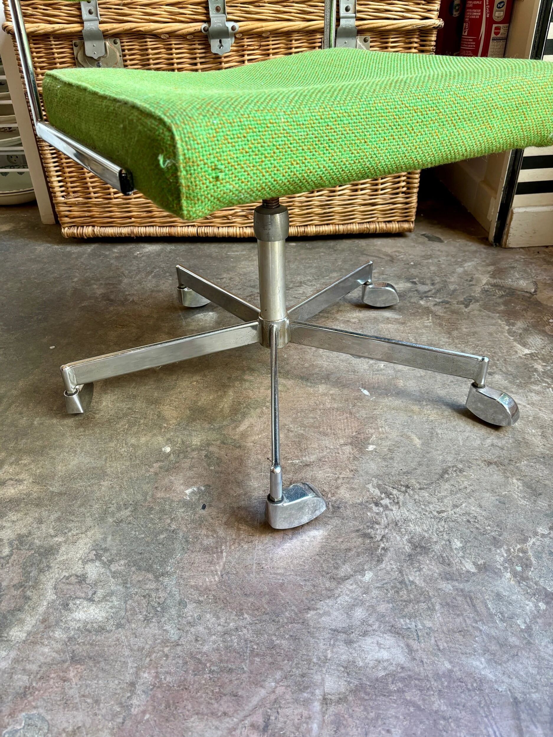 Chaise de bureau en tissu vert et métal chromé