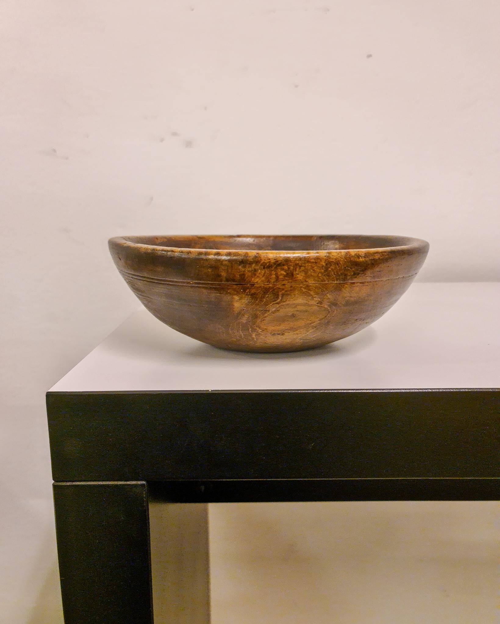 Swedish folk art, unique farmer's bowl from the early 19th century in painted wood.