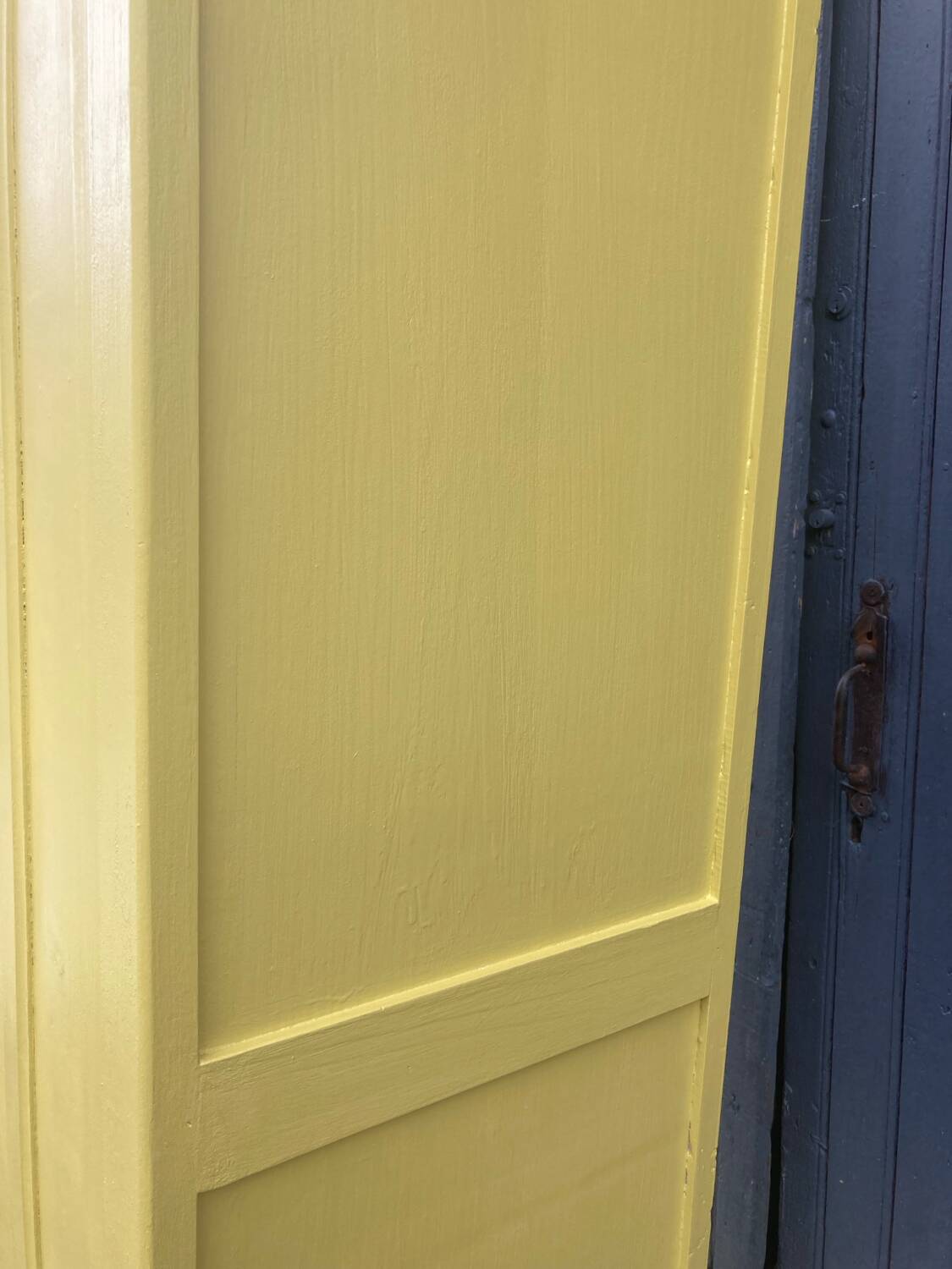 Simple yellow Parisian wardrobe