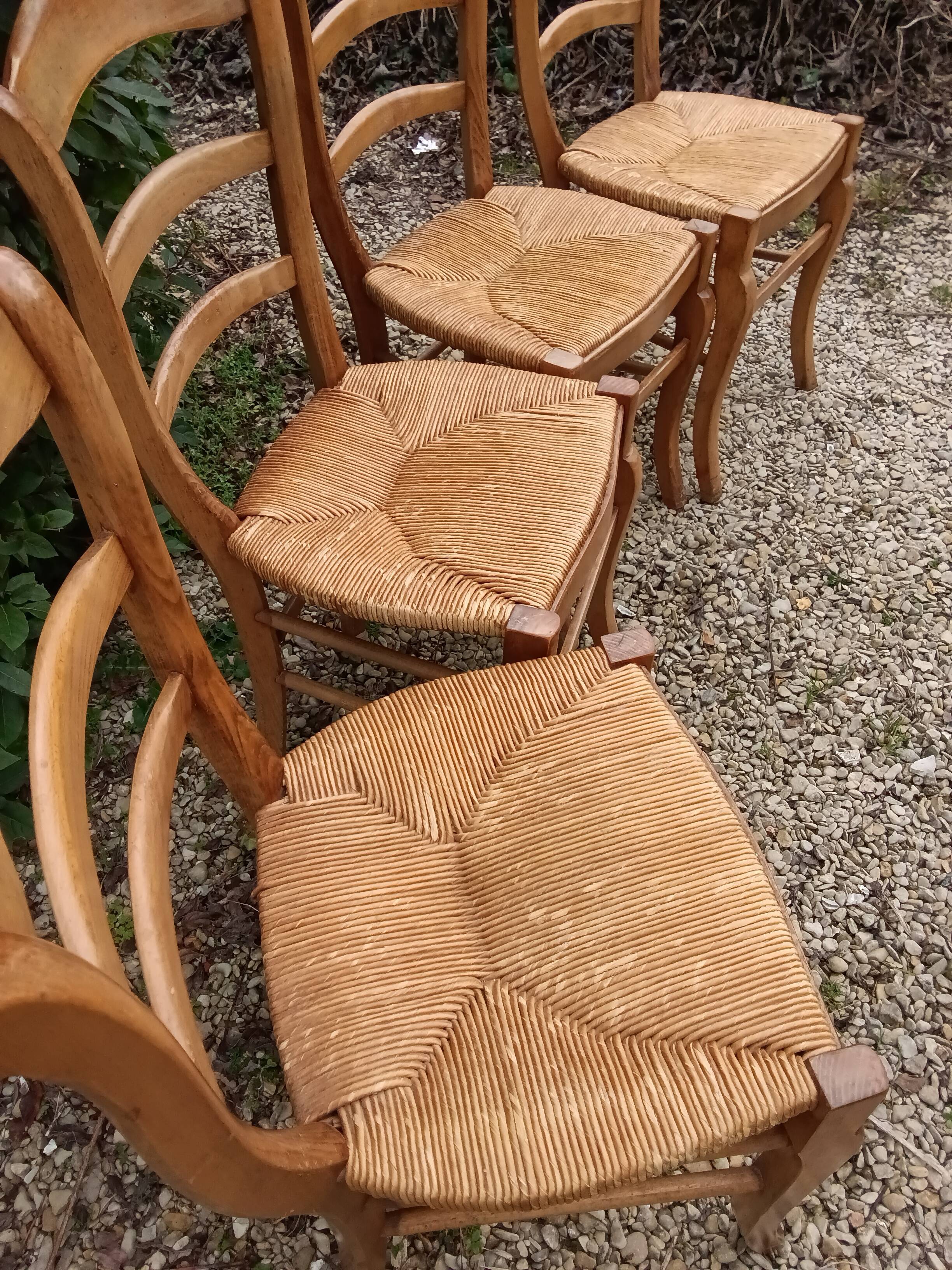 Chaises en bois et paille