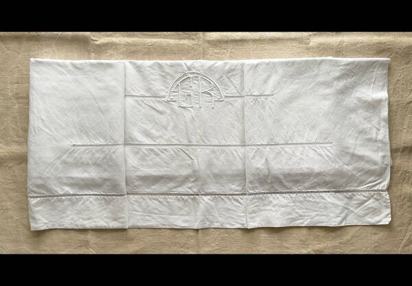 Drap ancien en lin brodé main monogramme GR