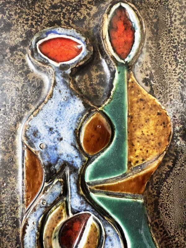 Sculpture murale cubiste en terre cuite émaillée. Allemagne, années 50