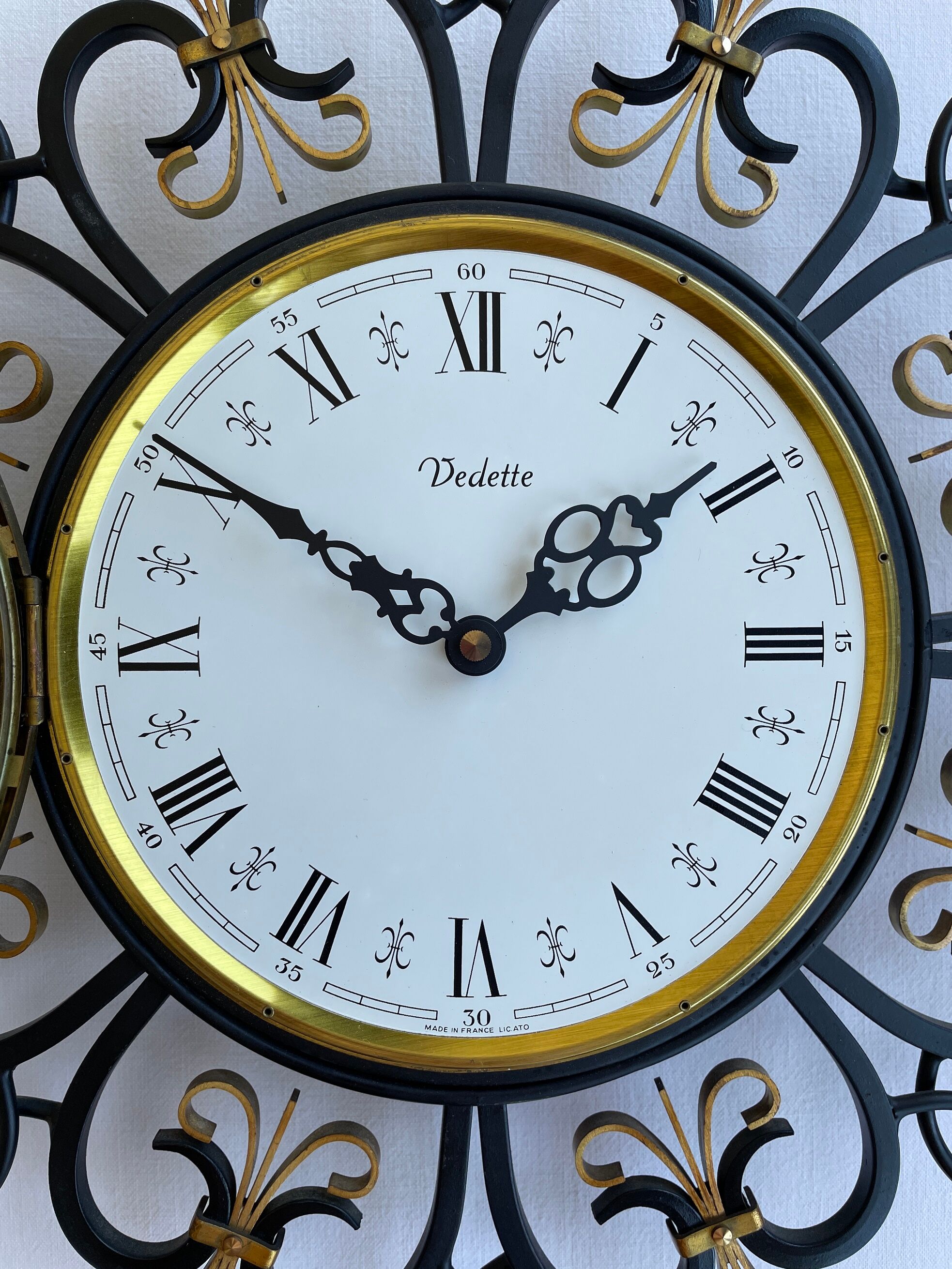 Wall clock Featured from the 60s