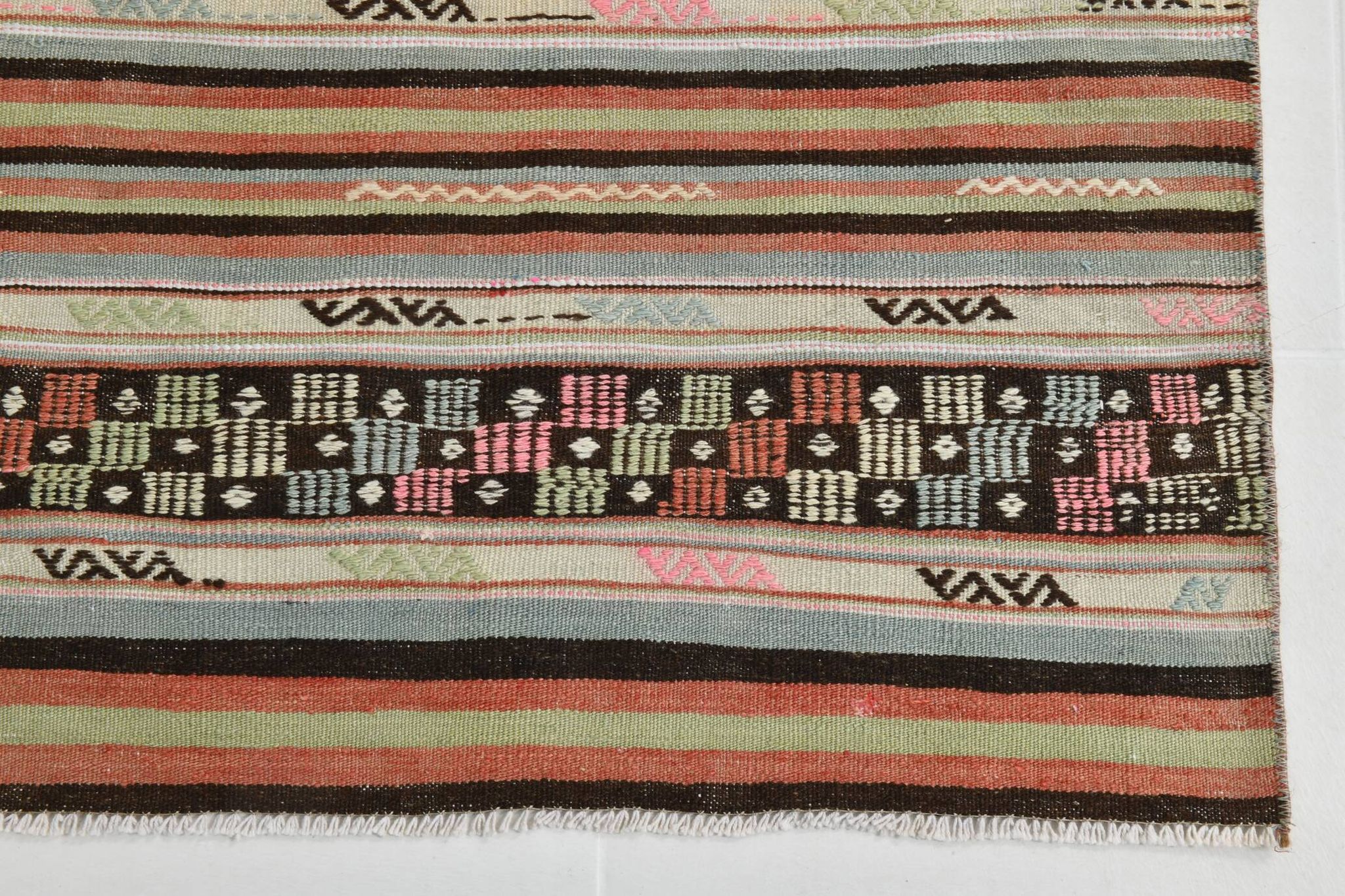 Tapis Kilim rouge pâle et vert