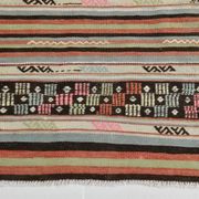 Tapis Kilim rouge pâle et vert