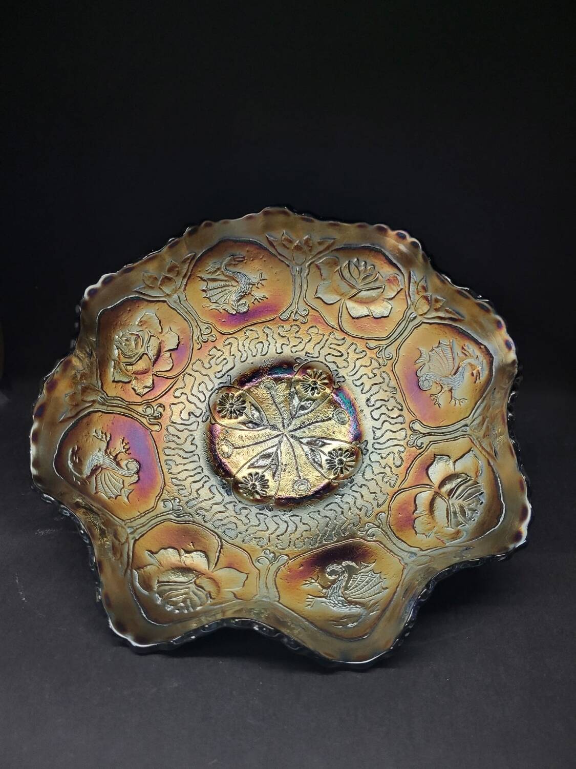 Prachtige schaal in iriserend glas met decor van dragon en lotus fenton